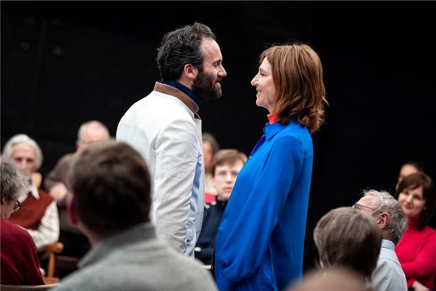 Pinters „Asche zu Asche“ ist ein intensives Spiel mitten unter den Zuschauern Guy Clemens und Elsie de Brauw spielen inmitten des Publikums auf der Bochumer Kammerspielbühne.