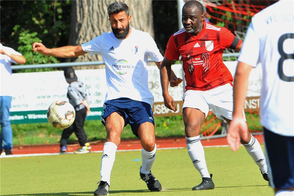 Guy Nzinga (re.), hier im Lokalduell gegen die dritte Mannschaft des VfL Schwerte, steuerte fünf Tore zum 11:0-Kantersieg der „Zweiten“ des ETuS/DJK Schwerte in Brackel bei.