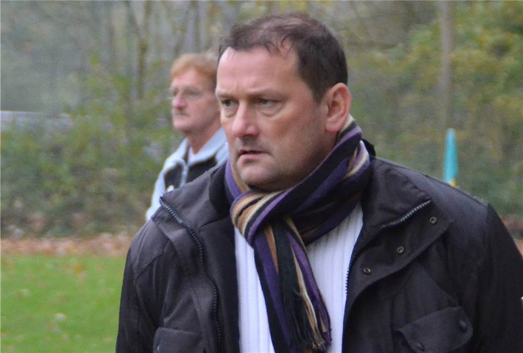 Abspaltung ohne Querelen - Barkenbergs Footballer werden selbständig GWB-Vorsitzender Frank Hofmann hat keinen Grund, so skeptisch drein zu schauen.