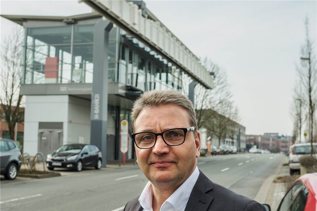 H-Bahn-Geschäftsführer Elmar Middeldorf hofft, dass die rund 400 Meter lange Ergänzungsstrecke bis zur Straße "Hauert" (hinten im Bild) Ende 2021 in Betrieb gehen kann.