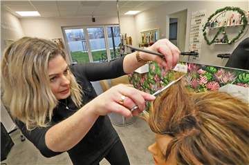 Haare zu lang? Wer selbst Hand anlegt, oder einen Verwandten an sein Haupthaar lässt, der sollte vorsichtig sein. Friseurmeisterin Yasemin Worek zeigt dafür in einem Video hilfreiche Profi-Tipps.
