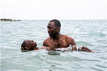„Hab Vertrauen, ich halte dich!“ Juan (Mahershala Ali, r.) bringt Chiron (Alex R. Hibbert) nicht nur das Schwimmen bei.