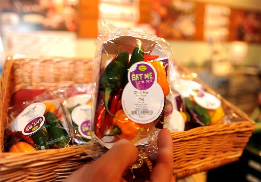 Die Chili-Schote und der nackte Castrop-Rauxeler Habaneros sind höllisch scharfe Chili-Schoten. Ihre Wirkung hat ein Castrop-Rauxeler am eigenen Leib erfahren müssen.