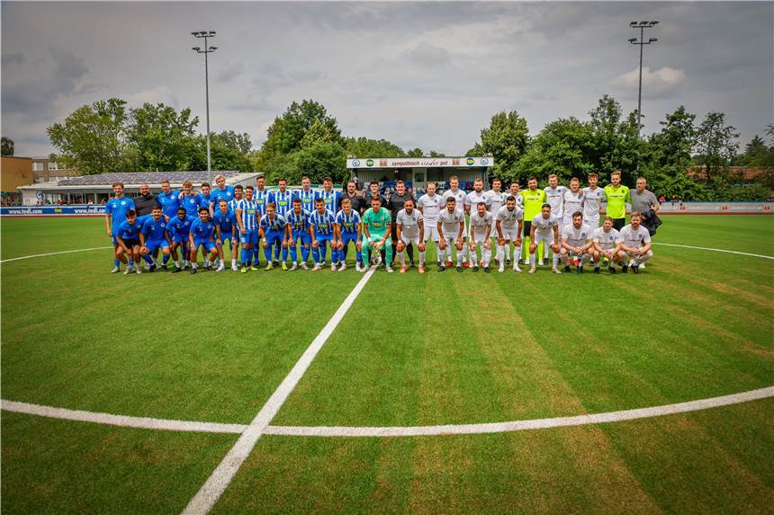 Spezial-Ausgabe der 7er-Kette: Sieben Gäste sind dabei - darunter ein Ex-Spieler des BVB II Haben am Wochenende gegeneinander gespielt: Der FC Brünninghausen (l.) gegen eine Auswahl der Ruhr Nachrichten.