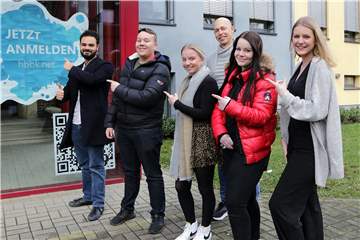 Haben auf dem Hans-Böckler Berufskolleg neue Berufs- und Lebensperspektiven gefunden, vorn, v.l.: Atakan Sümbül. Benedikt Marquart, Katrin Fehlauer, Chiara Hütter und Lena Bludau. Darüber freut sich auch Dependance-Leiter Matthias Bomba.