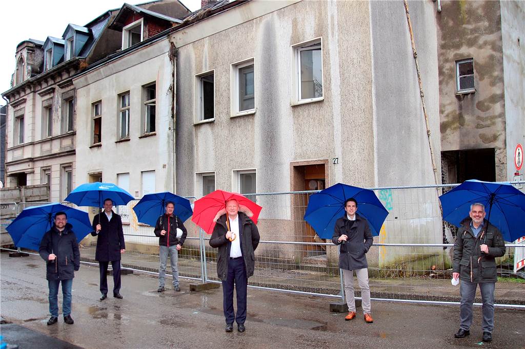 „Bronx von Schwerte“: Zwei Jahrzehnte mussten die Nachbarn warten – jetzt hat der Abriss begonnen Haben den Auftrag für den Abriss der „Bronx" am Senningsweg erteilt (v.l.): Die IEG-Gesellschafter Dimitrios Axourgos, Sebastian Kirchmann, Bruno Heinz-Fischer und Ulrich Bartscher sowie die IEG-Geschäftsführer David Weber und Holger Gies.