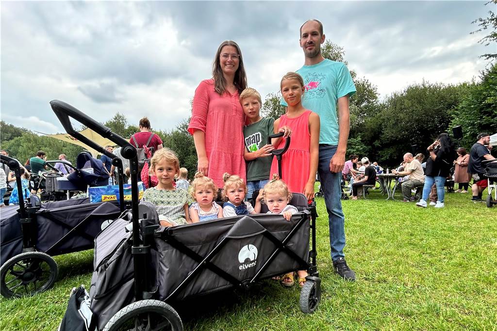 „Komme wieder“: Wüst begrüßt Mehrlinge im Ketteler Hof Familie mit Bollerwagen.