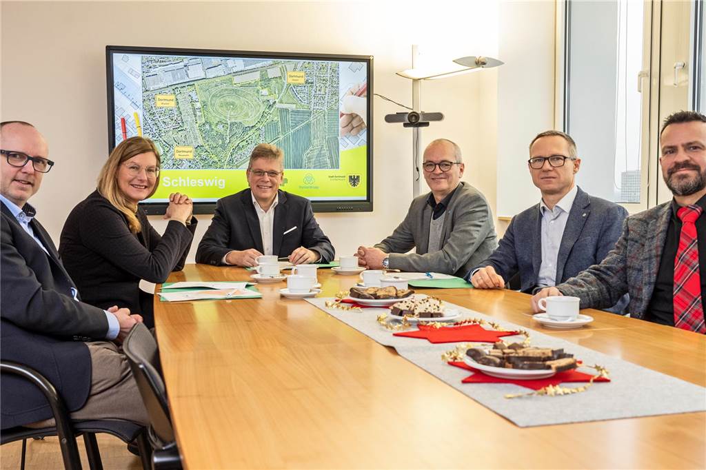 Öffnung der Halde Schleswig für Besucher steht nichts mehr im Weg Haben die gemeinsame Nutzungsvereinbarung unterzeichnet (v.l.): Holger Böse, Betriebsleiter RVR Ruhr Grün, Nina Frense, Beigeordnete Umwelt und Grüne Infrastruktur beim RVR, Arnulf Rybicki, Baudezernent Stadt Dortmund, Peter Petri, Leiter Energie- und Medienmanagement thyssenkrupp steel, Oliver Helfrich, Leiter Site Management bei thyssenkrupp steel und Heiko Just, Leiter Grünflächenamt Stadt Dortmund