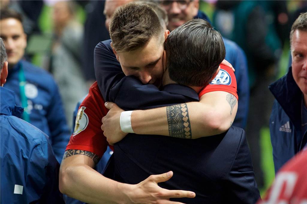 BVB-Trainer Kovac hofft auf schnelle Süle-Rückkehr: „Ein Spieler für die WM 2026“ Niklas Süle umarmt Niko Kovac.