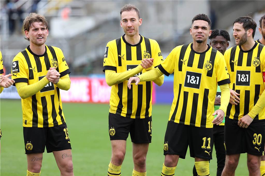 Klassenerhalt der BVB-U23 trägt Zimmermann-Handschrift: Rechtzeitig die Reißleine gezogen Die Spieler der BVB-U23 bedanken sich bei den Fans.