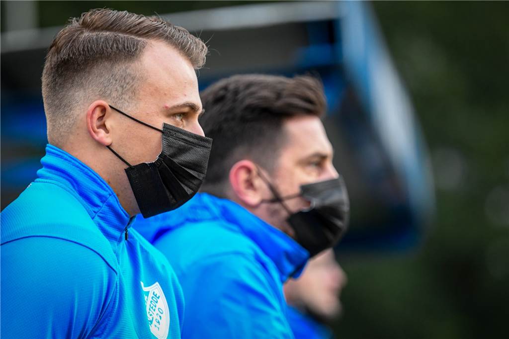 Spielausfälle, steigende Corona-Zahlen: Was ist die letzten Wochen im Kreis Unna passiert? Haben Masken getragen beim Derby gegen Wethmar: Die Spieler von BW Alstedde.