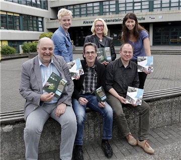 Haben mit den Vorbereitungen für das Fest zum  50jährigen Bestehen der Realschule begonnen, v.l.: Thomas Sohn, Astrid Strege, Schulleiter Frank Cremer, Schulpflegschaftsvorsitzende Heike Hardes, Micghael Sinder und Sabine Lang.