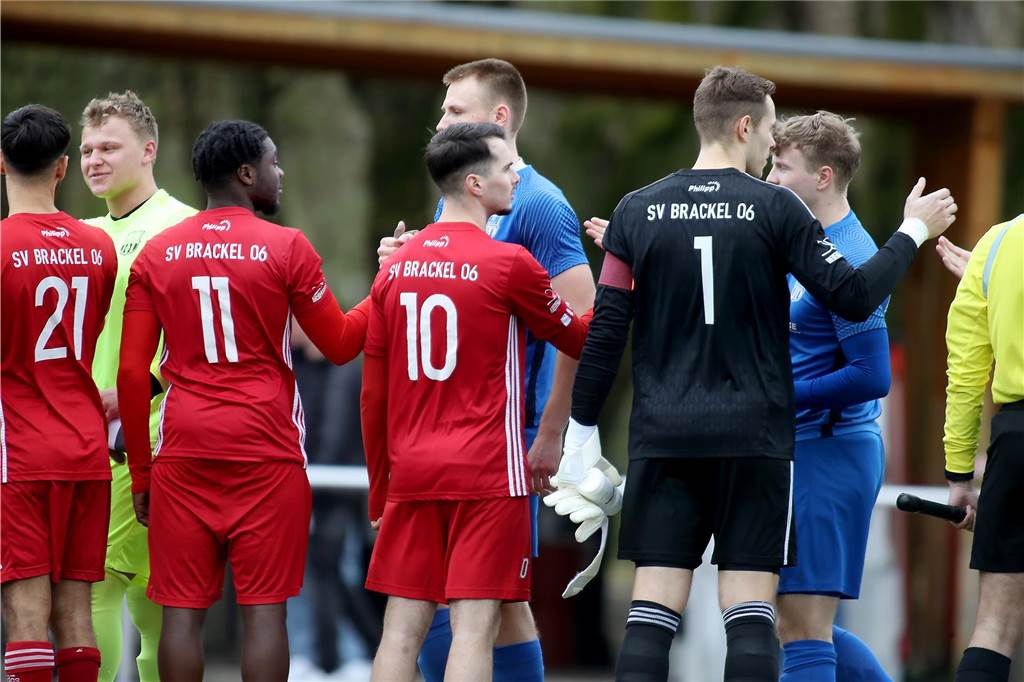 Zwei zusätzliche Westfalenliga-Aufsteiger: Duelle der Landesliga-Zweiten sind schon ausgelost Haben nur noch geringe Chancen auf die Aufstiegsrelegation: die Spieler des SV Brackel.