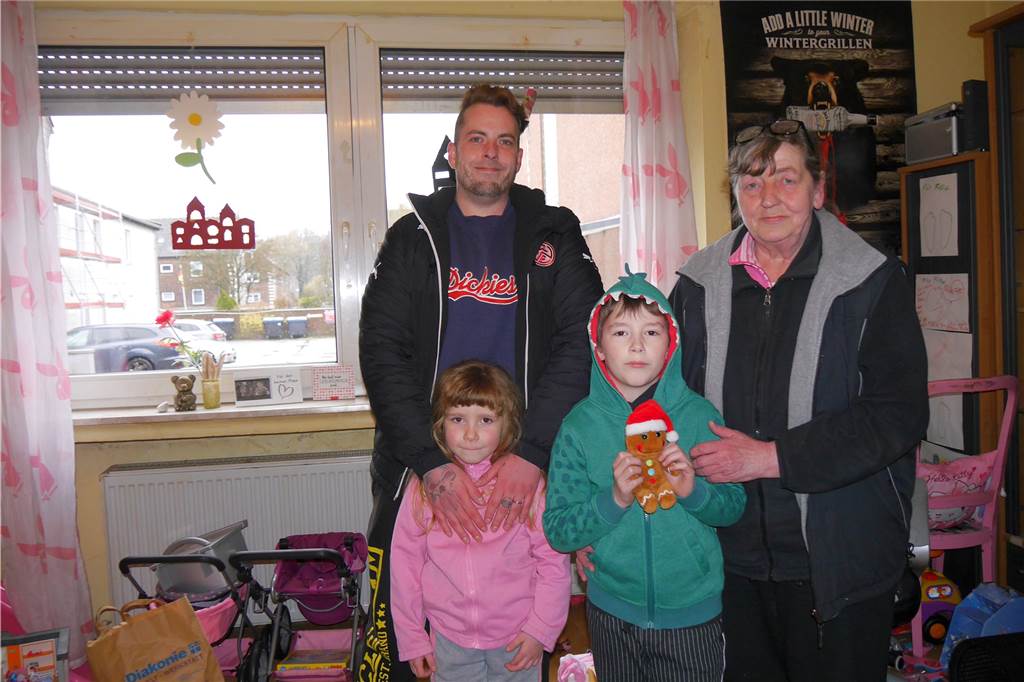 Haben seit Monaten keine funktionierende Heizung: Alexander Peters und seine Mutter Hildegard sowie Mara (5) und Fabian (8).