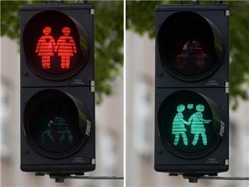 Haben sich fleißig vermehrt: die sogenannten Wiener Ampelpärchen finden sich inzwischen unter anderem in München, Frankfurt, Hamburg und Salzburg. Foto: Julian Stratenschulte