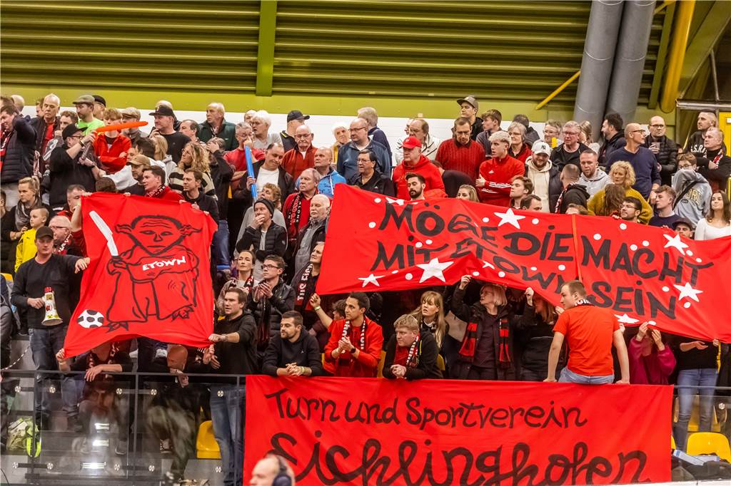 Fanblöcke eskalieren bei Dortmunder Hallenstadtmeisterschaft: Lautester Anhang scheidet aus Haben sich ins Zeug gelegt: der kreative Anhang des TuS Eichlinghofen.