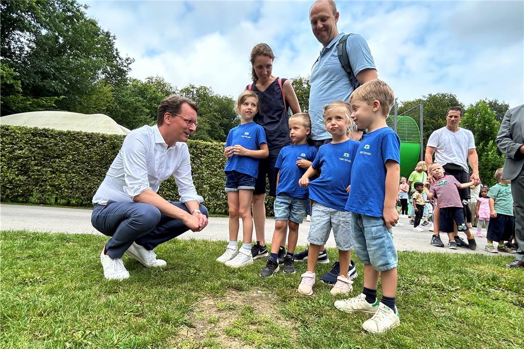 „Komme wieder“: Wüst begrüßt Mehrlinge im Ketteler Hof Gruppenfoto mit Politiker.