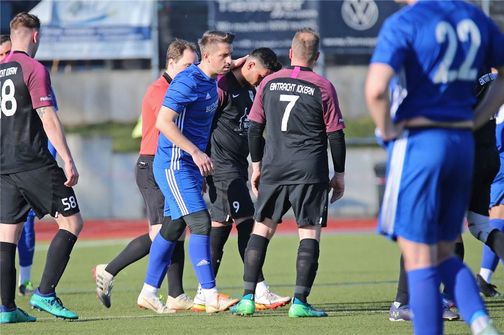 Kreisliga-Kapitän schreitet erfolgreich gegen Rote Karte für seinen Gegner ein Habinghorsts Kapitän Fatlum Zaskoku (vorn) bewahrten Eintrachts Bahadir Caliskan (Nummer 9) vor einem Platzverweis im Derby.