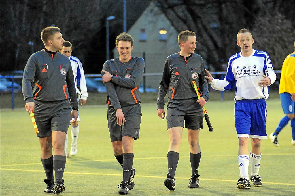 2010 entschieden kaputte Schuhsohlen das eiskalte Castrop-Rauxeler Landesliga-Derby Habinghorsts Kapitän Gordon Schwarze (r.) hatte enorme Schuhprobleme am Grafweg.