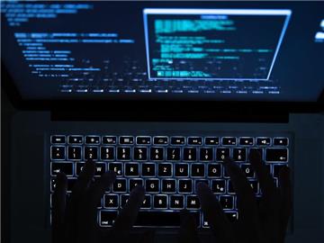 Hacker rüsten sich laut IT-Experten für die Sabotage von Kraftwerken. Foto: Silas Stein (Illustration)