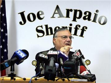 Häftlinge lässt er schon mal bei sengender Hitze in Zelten leben. Oder er verteilt rosa Unterwäsche an Gefangene. Sheriff Joe Arpaio aus Arizona ist stolz auf seine Taten - Washington wird es zu bunt. Foto: Roy Dabner/Archiv