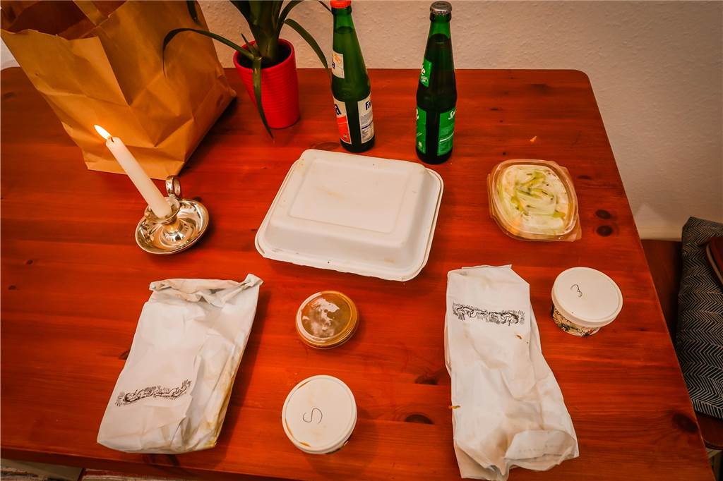 Ein neues Restaurant bietet ghanaische Küche an - Wie schmeckt’s? Hähnchenschenkel, Saucen, Salat und der Mix aus Reis, Kochbanane und Yamwurzel sind separat verpackt.