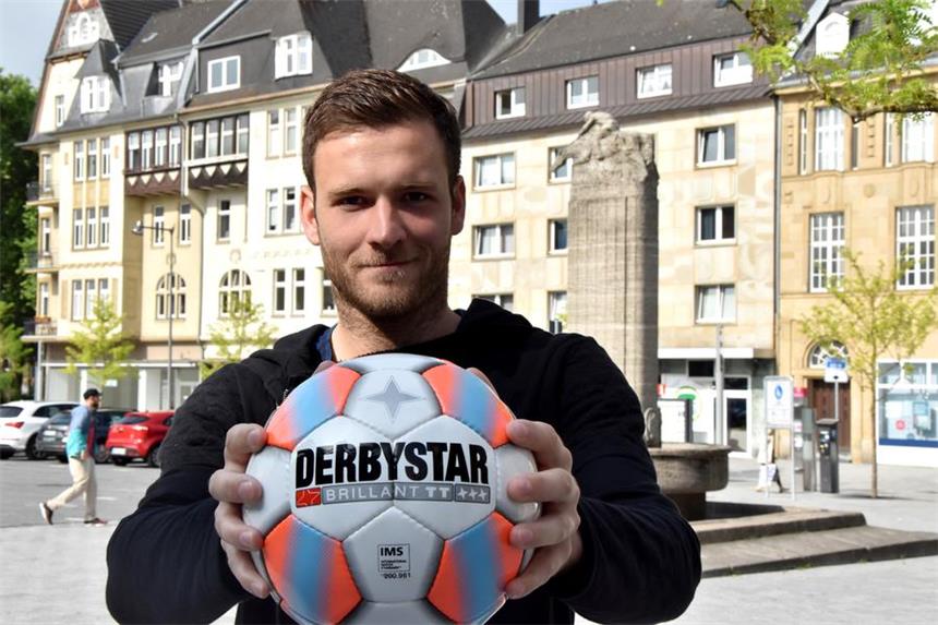 Interview: Esser über Darmstadt 98 und Hannover 96 Hält das Leder auf dem Castroper Marktplatz fest in der Hand: Michael Esser. In der kommenden Saison läuft der 29-jährige Keeper für den Bundesliga-Aufsteiger Hannover 96 auf.