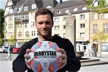 Hält das Leder auf dem Castroper Marktplatz fest in der Hand: Michael Esser. In der kommenden Saison läuft der 29-jährige Keeper für den Bundesliga-Aufsteiger Hannover 96 auf.