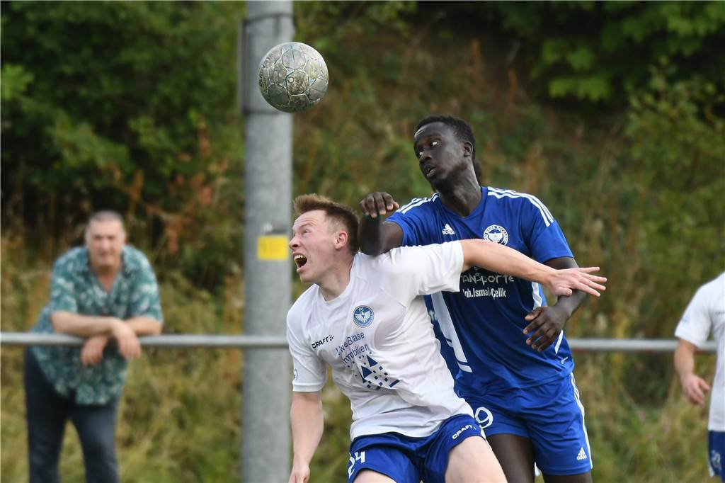Kreisliga-B-Spieler begeistert beim Bezirksligisten FC Castrop-Rauxel - er kam rein zufällig Hält den Kopf für den FC Castrop-Rauxel hin: Nick Reinhard (l).