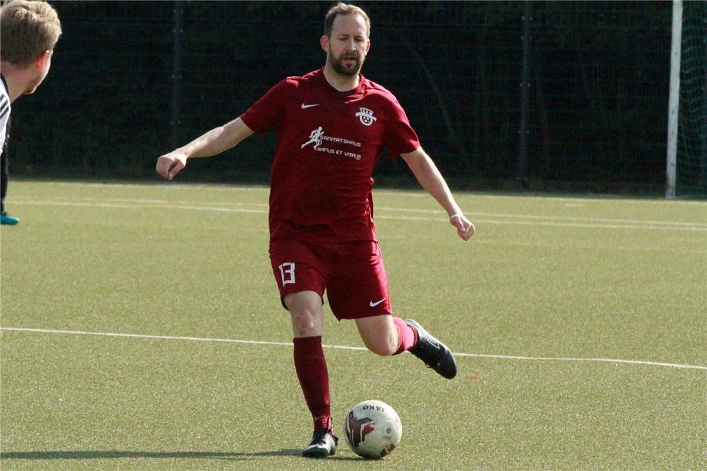 Urgestein des SV Herbern kehrt zurück Christof Zilligen spielt den Ball.