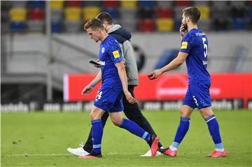 Hängende Köpfe bei Bastian Oczipa und Matija Nastasic (r.) nach der nächsten Enttäuschung.