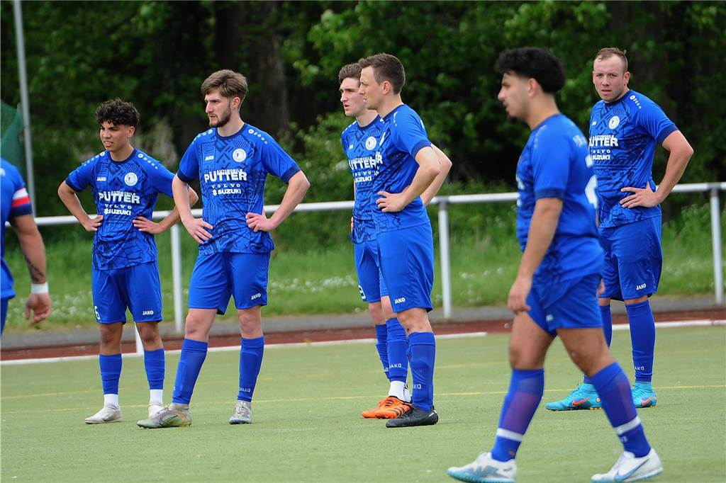 Aufstieg der SG Eintracht Ergste als Highlight: Aber zweimal auch Abstiegs-Katerstimmung Die Spieler des VfB Westhofen blicken enttäuscht.