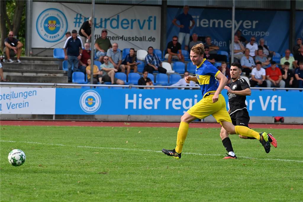 Spitzenreiter VfL Kamen fügt SV Herbern heftige Niederlage zu: Slapstick-Tor in Piplica-Manier Hätte Niclas Sondermann hier das 2:3 erzielt, wäre es vielleicht noch einmal spannend geworden.