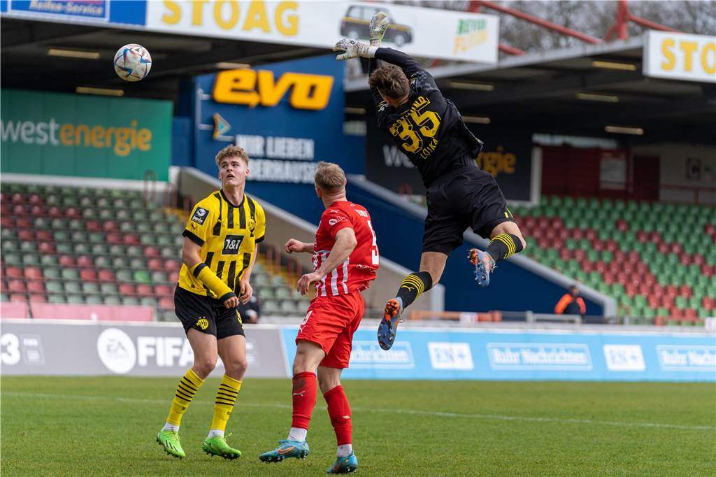 Marcel Lotka fliegt am Ball vorbei.
