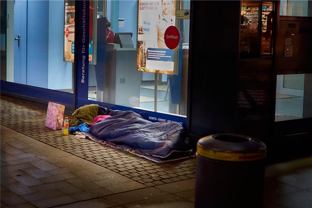 Felix (21) schläft lieber in der Fußgängerzone als in der städtischen Unterkunft Schlafsack vor Bankfiliale
