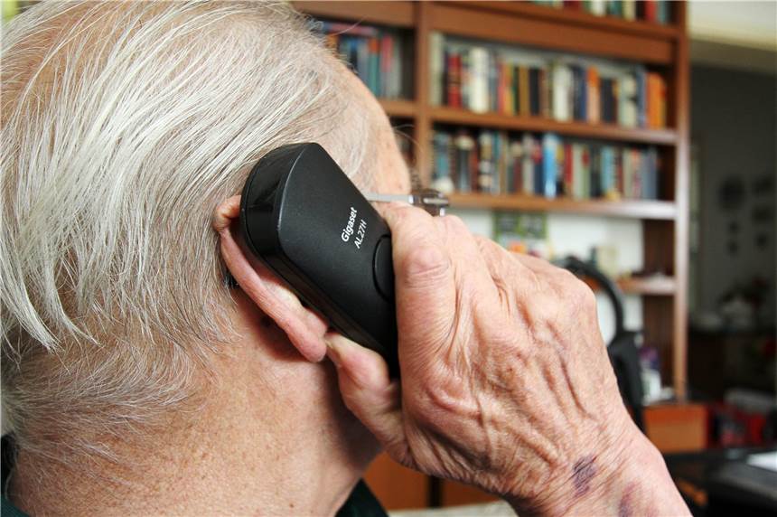 Häufig versuchen Betrüger, ihre Opfer am Telefon zu überlisten. An die Rufnummern gelangen sie über Telefoneinträge im Internet oder in Telefonbüchern. Über Vornamen können sie auf das Alter der Opfer schließen.