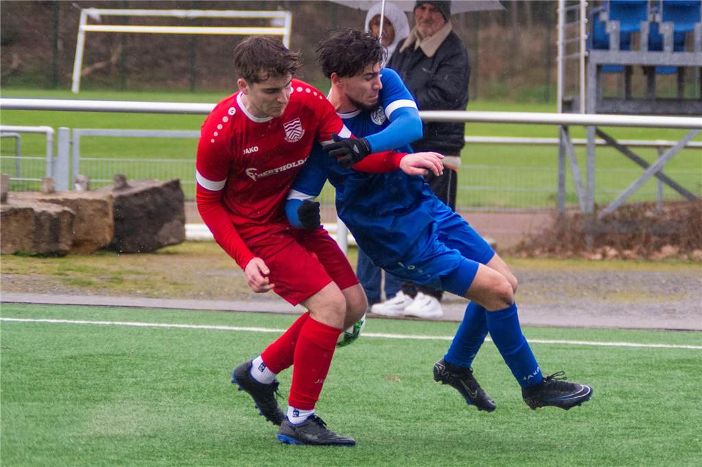 Häufiges Duell auf dem Flügel: Concordia Flaesheims Nils Schönfeld (l.) im Zweikampf mit Murzakhan Vagabov vom VfB Waltrop.