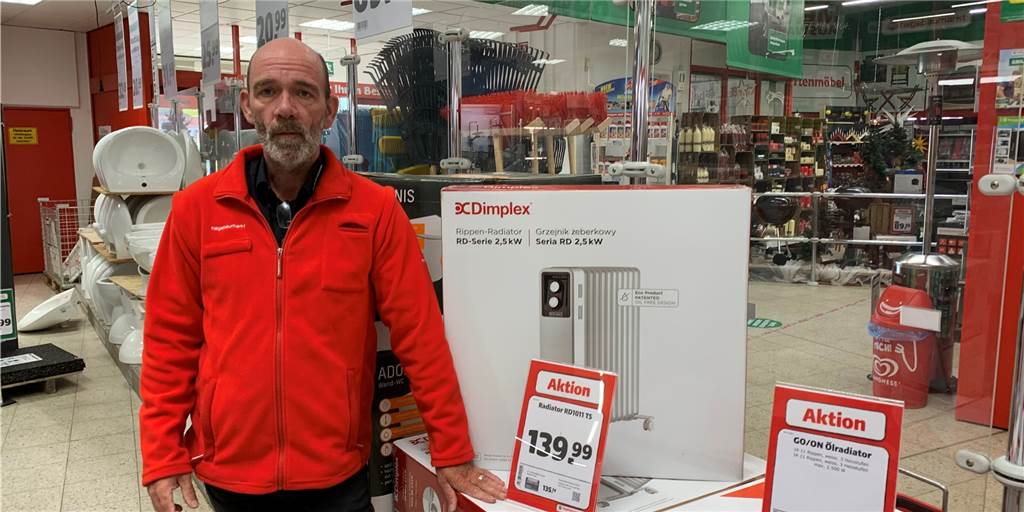 Elektrisch Heizen in Castrop-Rauxel: Stromverbrauch steigt auf das Zehnfache Hagebaumarkt-Leiter Torsten Pauls vor einer Aktionsfläche mit Elektro-Heizgeräten.