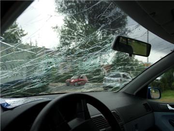 Hagel hat die Frontscheibe dieses Autos zerstört. Foto: Sebastian Kahnert