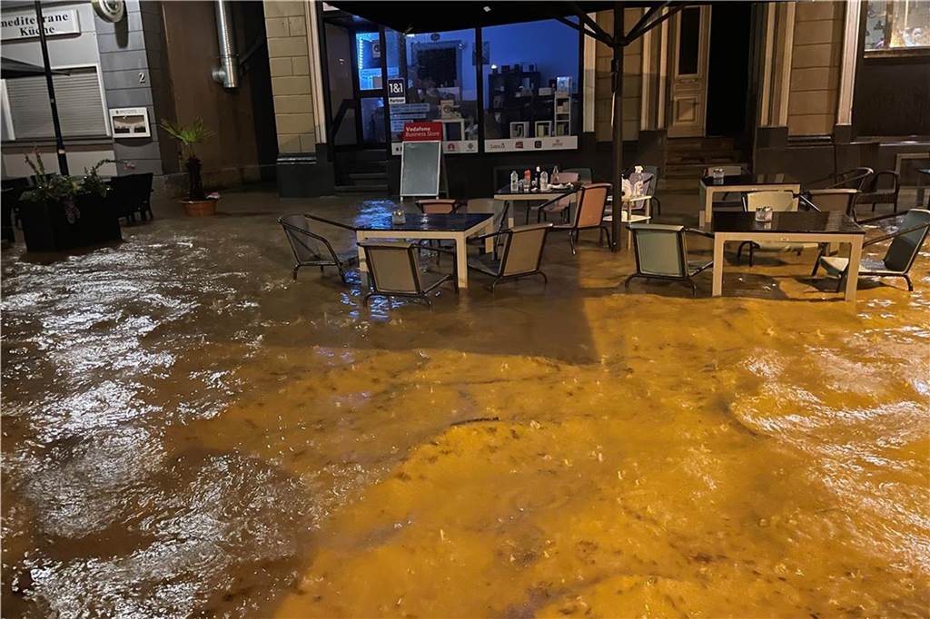 Unwetter in NRW: Chaos und Verwüstung in Hagen - Feuerwehrmann stirbt im Einsatz - Liveblog Hagen ist in der Nacht zu Mittwoch überflutet worden.