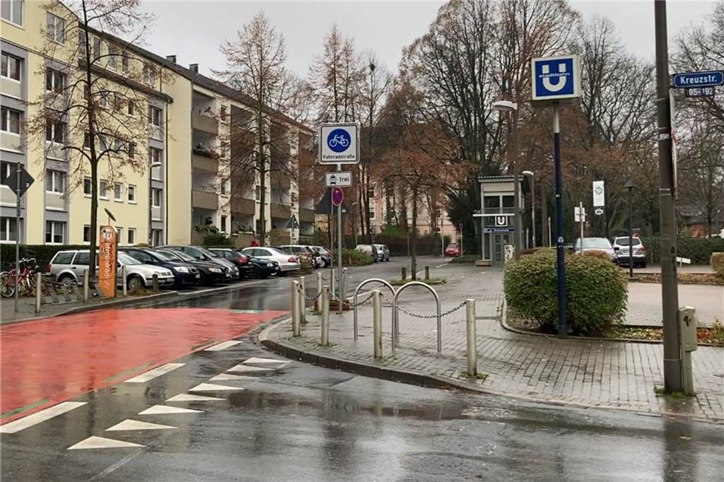 Halteverbot und Haifischzähne: Diese Regeln gelten auf der Fahrradstraße "Haifischzähne" werden die Markierungen auf der Fahrbahn genannt, die auf die neue Vorfahrtsregelung aufmerksam machen sollen.
