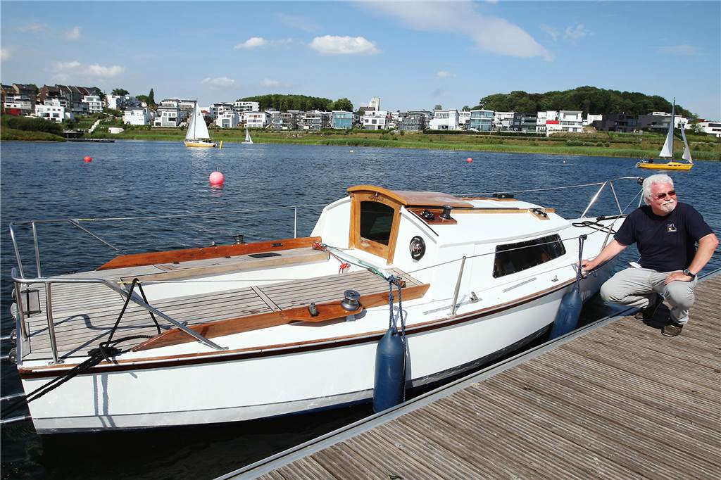 Segler am Phoenix-See fürchten Pleite durch das Parkraumkonzept Hajo Runge mit einem Segelboot am Phoenix-See
