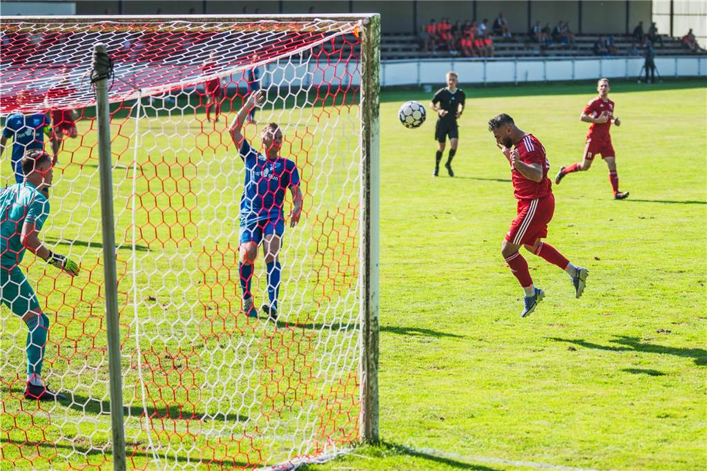 LSV-Neuzugang Cevirme verrät Details zu seinem späten Wechsel Hakan Cevirme steigt zum Kopfball hoch.