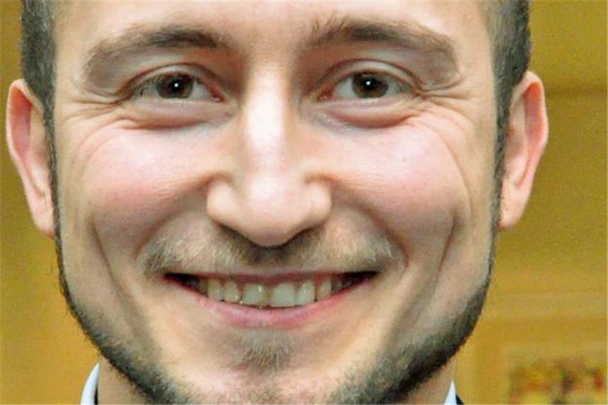 Vervollständigen Sie 10 Sätze, Herr Sönger! Hakan Sönger geht bei der Wahl 2015 als Bürgermeister-Kandidat der Linken ins Rennen. Auf Seite 1 lesen Sie Sätze, die er vervollständigt hat - auf Seite 2 dann ein Portrait über den Menschen.