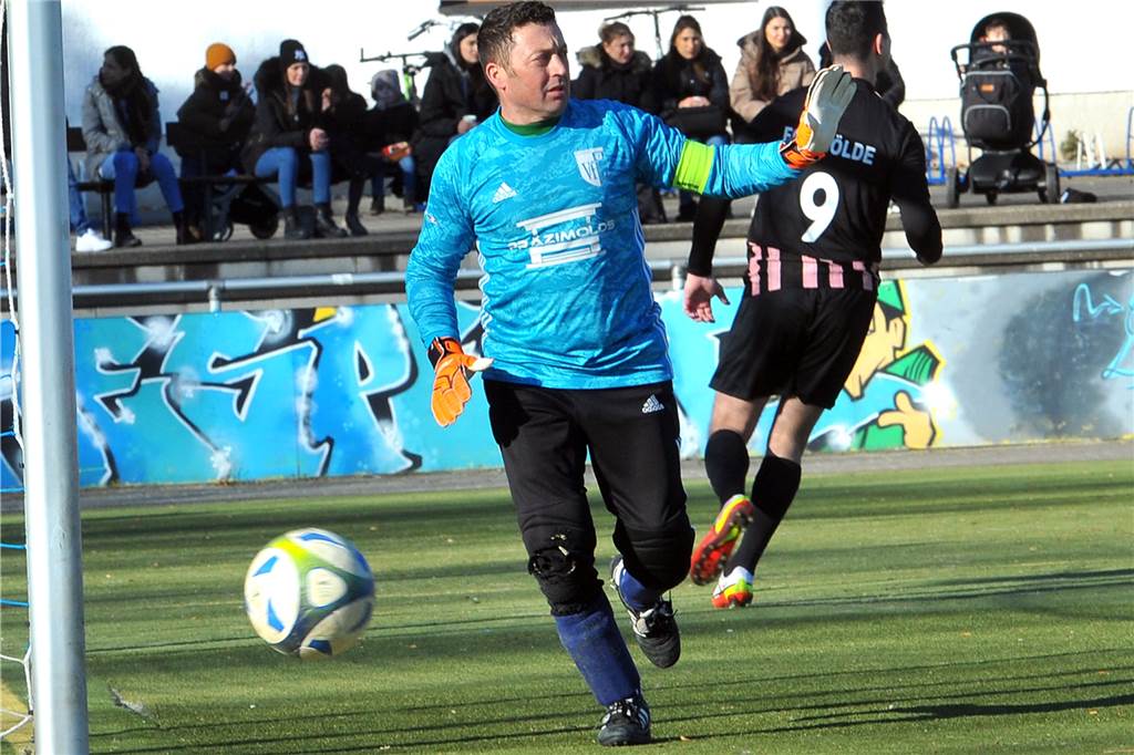 Dortmunder Kreisliga: Krankenwagen-Einsatz und zwei Treffer nach über 100 Minuten Hakan Türk erlitt eine Kopfverletzung gegen den FCK Sölde.