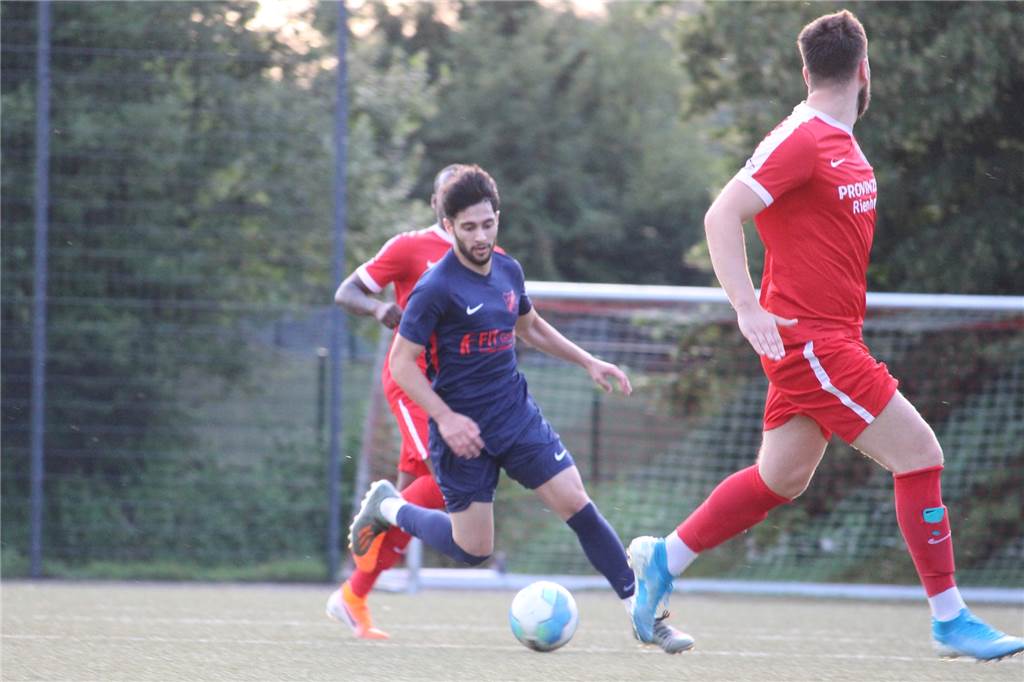 Hakan Uzun über zwei „bombastische Jahre“ bei der SG Gahmen - doch es kriselte mit dem Trainer Hakan Uzun (am Ball) spielte eine Top-Vorbereitung im Sommer - hier im Spiel beim SSV Mühlhausen. In der Liga kam er verletzungsbedingt aber nicht mehr häufig zum Zug.