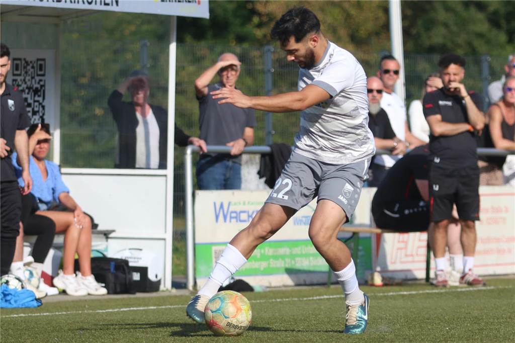 Hakan Uzun verlässt FC Nordkirchen schon wieder Hakan Uzun läuft mit dem Ball am Fuß über das Fußballfeld.