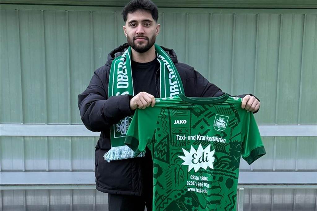 Hakan Uzun präsentiert das Trikot des SuS Oberaden.