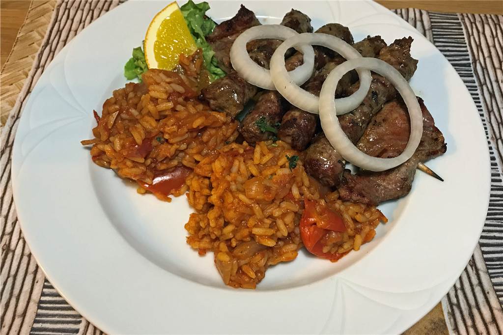 "Halb und Halb" im El Gaucho: Cevapcici, Grillspieß, Djuvecreis. Wer will, bekommt auch noch Pommes frites dazu.