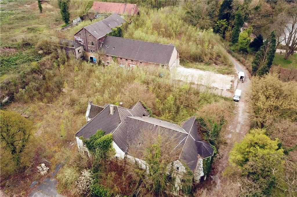 Halb verfallen sind die alten Gutshof-Gebäude im Norden des Botanischen Gartens Rombergpark.
